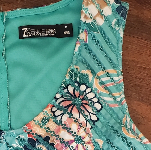 Like NEW NY&Co 7th Ave Design Studio Aqua Floral Peplum Top Back Zip Sz M - Picture 5 of 10